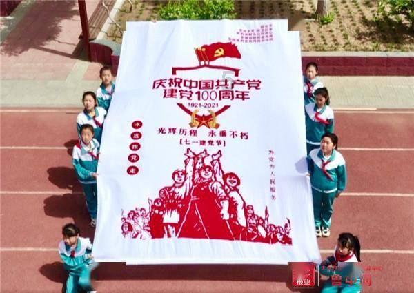 逃离废弃的卡车场